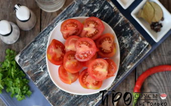 помидоры дольками с чесноком и луком