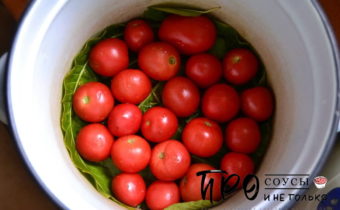 квашеные помидоры в кастрюле